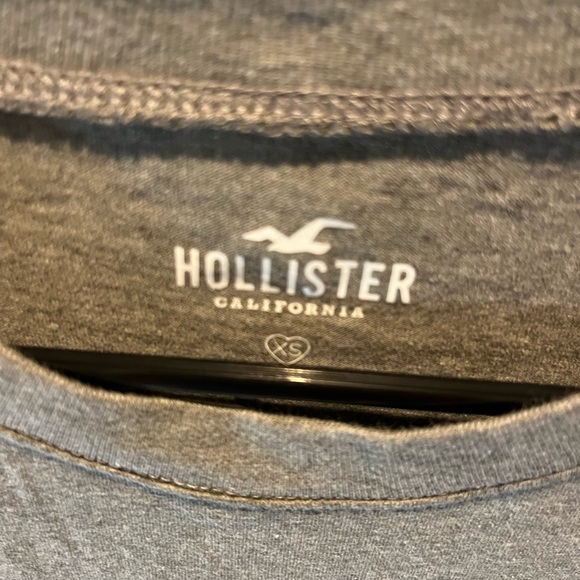 Cropped Hollister Tee Size XS - Picture 2 of 2